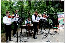 Březičkový háj roztančil a rozezpíval folklorní festival v Jankovicích.