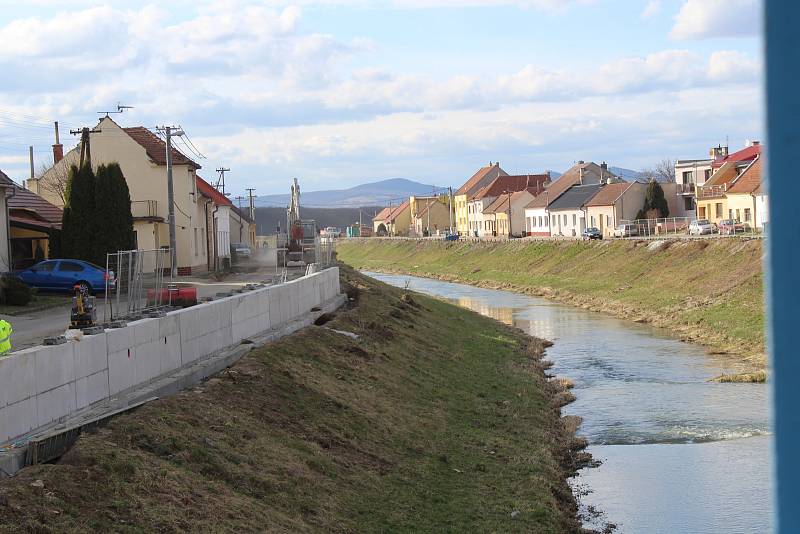 Ochránit Kunovjany před podobnými hrůzami mají do budoucna protipovodňová opatření. Stavební úpravy řeky Olšavy za 320 milionů korun začaly před osmi měsíci a nyní mají zdárně za sebou třetinu projektu.