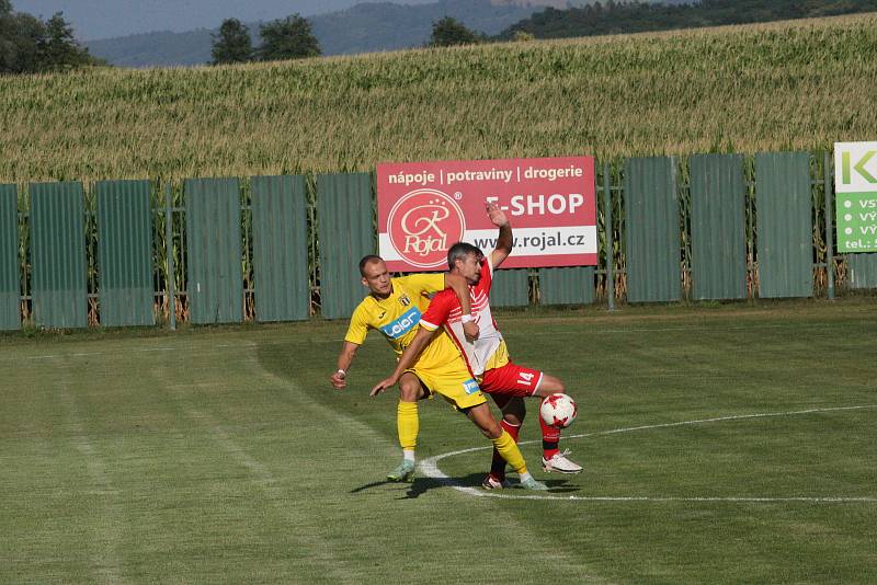 Fotbalisté Strání (žluté dresy) ve 2. kole krajského poháru zvítězili na hřišti sousedního Slavkova hladce 6:0.