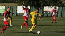 Fotbalisté Strání (žluté dresy) ve 2. kole krajského poháru zvítězili na hřišti sousedního Slavkova hladce 6:0.