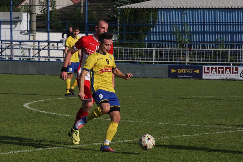 Fotbalisté Starého Města (žluté dresy) v 8. kole I. B třídy skupiny C přetlačili Slavkov 2:1.