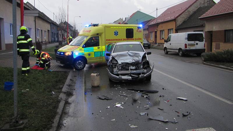 Srážka dvou aut zablokovala průtah Starým Městem .