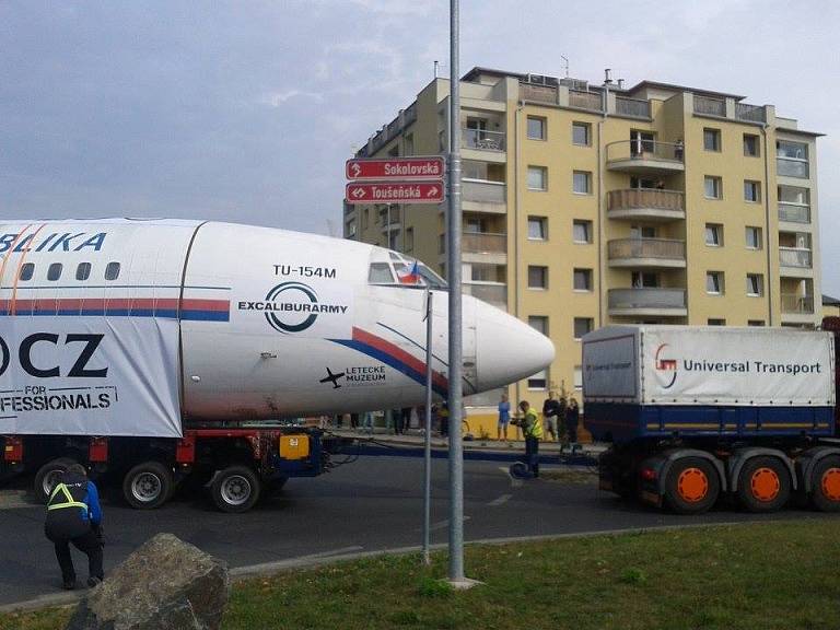 Transport vládního speciálu TU 154 projíždí Čelákovicemi.