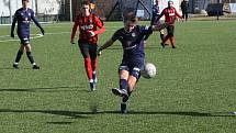 Fotbalisté Slovácka B (modré dresy) v přípravném zápase porazili divizní Hodonín 2:0. Oba góly vstřelil Pavel Juroška.