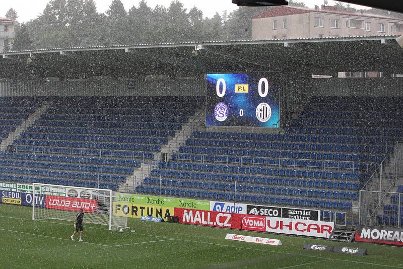 Fotbalisté Slovácka (bílé dresy) ve 2. kole FORTUNA:LIGY hostili České Budějovice.