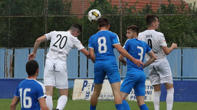 Fotbalisté Slovácka B (bílé dresy) ve 4. kole MSFL deklasovali Vítkovice 6:0.