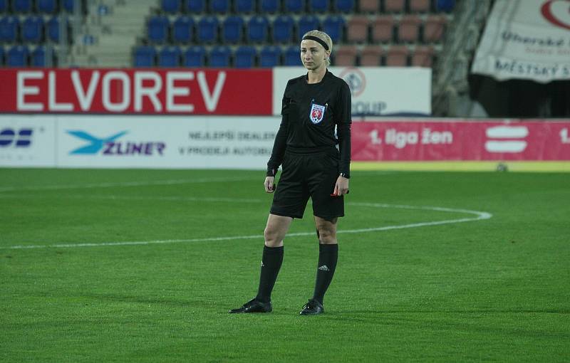 Fotbalistky Slovácka (bílé dresy) se v předehrávce 9. kole první ženské ligy utkaly s vedoucí Slavií Praha.