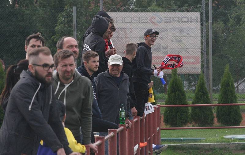 Fotbalisté Uherského Brodu (červené dresy) ve 2. kole MOL Cupu podlehli druholigové Jihlavě 1:2 a v poháru končí.