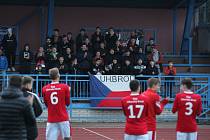 Fotbalisté Uherského Brodu (červené dresy) ve 14. kole MSFL zdolali Znojmo 3:0 a ukončili čekání na další výhru.