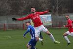 Fotbalisté Uherského Brodu (červené dresy) hráli v sobotu dopoledne s Frýdkem-Místkem bez branek.