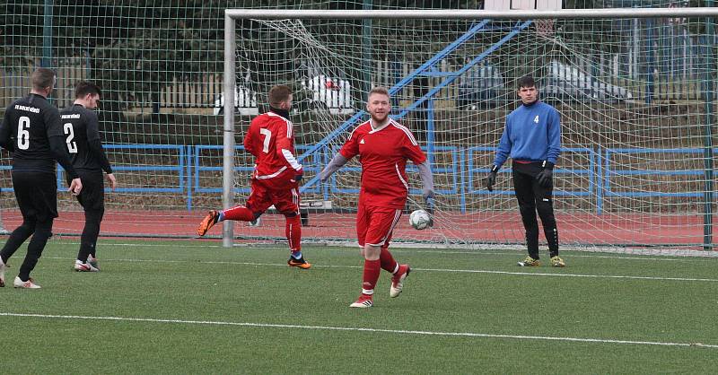 Fotbalisté Dolního Němčí (černé dresy) v zahajovacím utkání jubilejního dvacátého ročníku Gambrinus Cupu podlehli Mladcové 0:2.