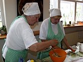 Kuchařky z Hluku vyučovaly se Slováckém muzeu přípravu jídel z vajec.