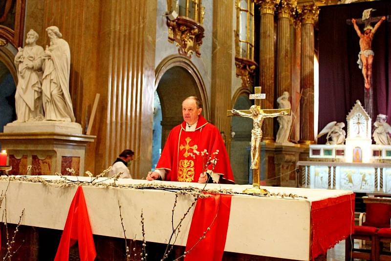 Bohoslužby v rouškách bez věřících v době koronavirové slouží a bude sloužit ve velehradské bazilice tamní kněz P. Josef Čunek.
