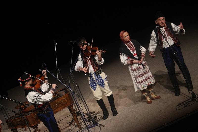 V sobotu večer se představilo na čtrnáctém ročníku Legend moravského folkloru na 151 účinkujících. Letošním tématem programu byly Vánoce na moravských horách.