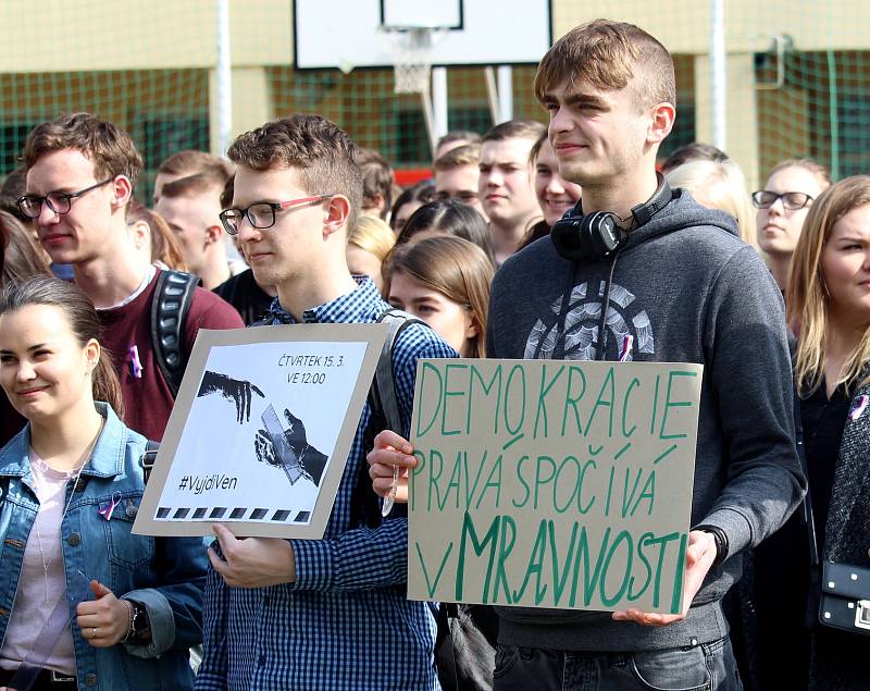 Studenti středních a vysokých škol v poledne vyšli před budovy škol, aby v rámci výzvy Vyjdi ven upozornili na (ne)dodržování ústavních zvyklostí a vyjádřili nesouhlas s přístupem nejvyšších politických činitelů k ústavě.