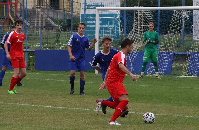 Fotbalisté Kunovic (modré dresy) ve 3. kole krajské I. A třídy skupiny B podlehli Újezdci 1:4.