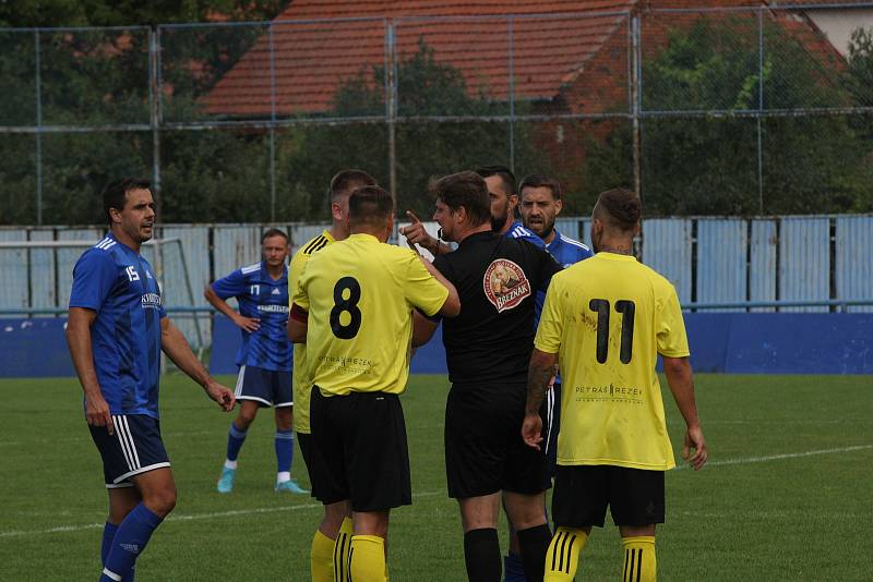 Fotbalisté Kunovic (žluté dresy) v 5. kole krajské I. A třídy skupiny B podlehli favorizovaným Zborovicím 1:2.