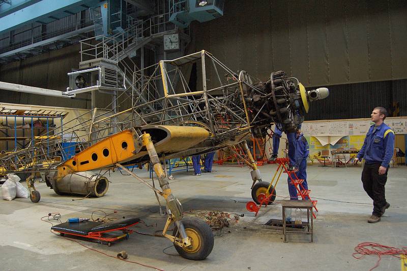 Do kompletní opravy zemědělského vzdušného veterána, letadla Z 37 Čmelák, se  před 10 lety pustili studenti středního odborného učiliště leteckého v Kunovicích.