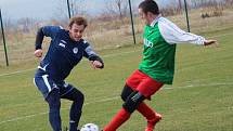 Fotbalisté Mařatic v neděli slavnostně otevřeli nové hřiště. Premiéra jim ale nevyšla podle představ, silnému Vlčnovu (v tmavém) podlehli 0:2.