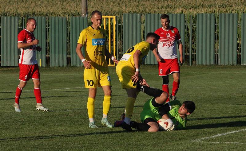 Fotbalisté Strání (žluté dresy) ve 2. kole krajského poháru zvítězili na hřišti sousedního Slavkova hladce 6:0.