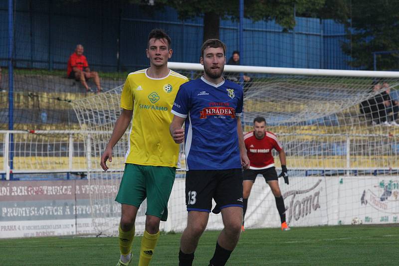 Fotbalisté Starého Města (modré dresy) ve čtvrtfinále Poháru Zlínského KFS zdolali Boršice na pokutové kopy. Dramatický duel sledovalo 550 diváků.