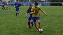 Fotbalisté Starého Města (žluté dresy) prohrály v semifinále Poháru Zlínského KFS s Morkovicemi 3:5.