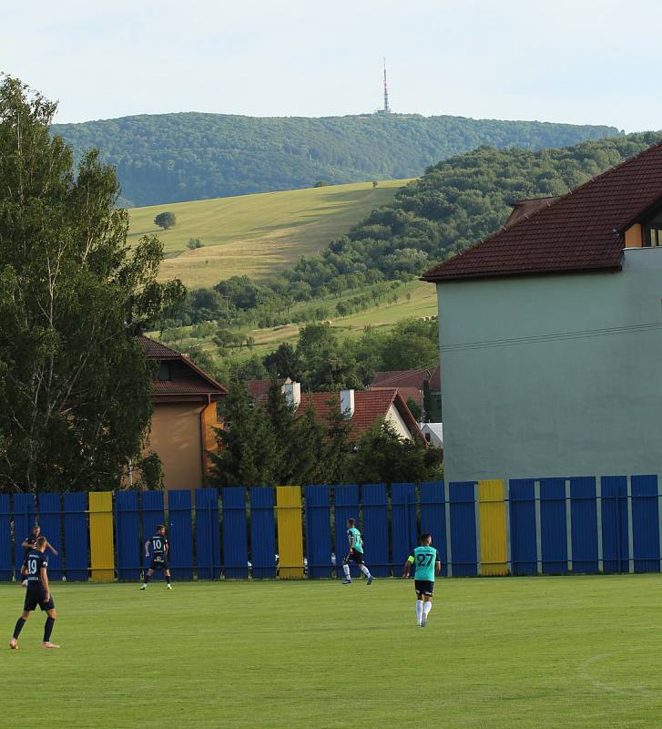 Fotbalisté Slovácka (modré dresy) v předposledním přípravném zápase podlehli na hřišti Strání slovenské Senici 1:2.