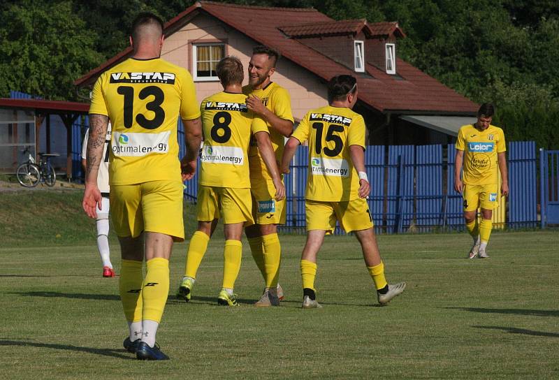 Fotbalisté divizního Strání (žluté barvy) v pátečním přípravném zápase deklasovali Boršice 8:0.