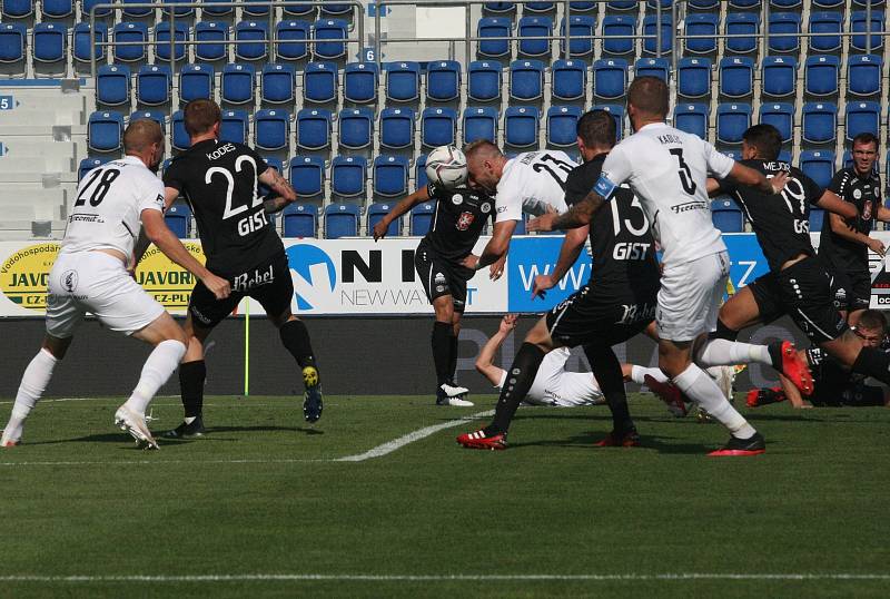 Fotbalisté Slovácka (bílé dresy) se v neděli doma utkali s Hradcem Králové.