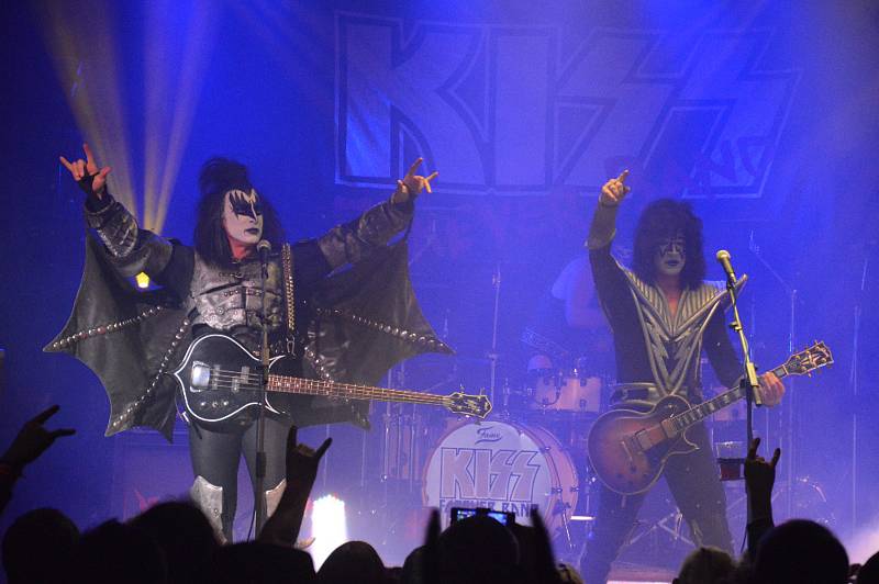 Maďarští Kiss Forever Band na Míru věrně napodobili živá show americké kapely KISS.