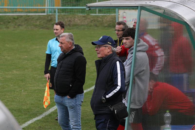 Fotbalisté Zlechova (červenočerné dresy) doma v derby podlehli sousedním Buchlovicím 1:3.