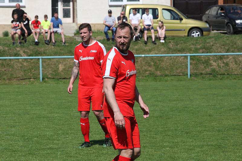 Fotbalisté Zlechova (zelené dresy) ve 22. kole krajské I. A třídy skupiny zdolali Újezdec 2:1 a přiblížili se záchraně.