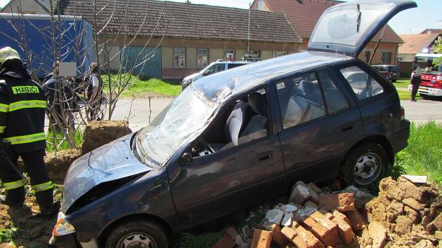 V Boršicích havaroval řidič s vozidlem, zastavila jej až zeď domu