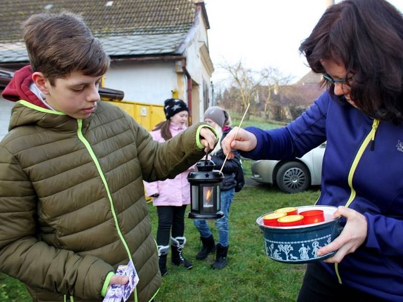 Skauti v Tupesích, Na Modré i na Velehradě předávali lidem světélko pomocí špejlí nebo je připalovali ze svíčky na svíčku.