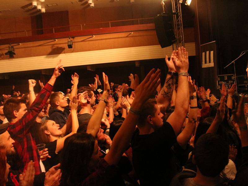 Koncert kapely Wohnout k jejich dvacátému výročí poslouchal v Uherském Hradišti zaplněný sál Klubu kultury. Předskokany jim byla kapela Lola.