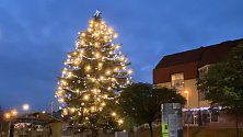 Vánoční výzdoba na Tillichově náměstí v Bojkovicích v roce 2022