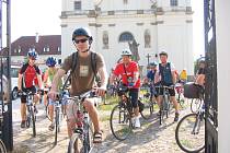 Z nádvoří u klášterního kostela dominikánů v Uherském Brodě vystartoval peloton cyklopoutníků hned po výstřelu tamního místostarosty Antonína Jurigy. 
