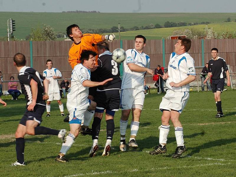 Okresní derby mezi fotbalisty 1. FC Slovácko C a Nedachlebicemi (v bílém) skončilo výhrou domácího týmu 2:0.