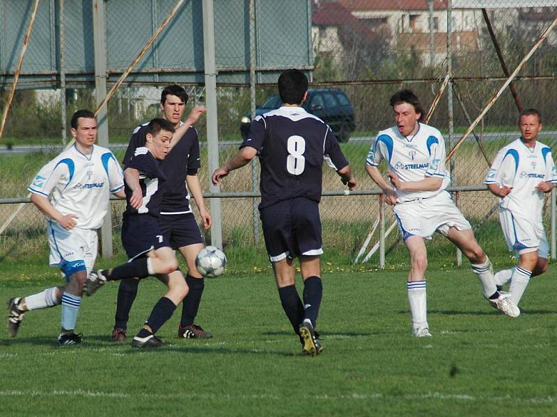 Okresní derby mezi fotbalisty 1. FC Slovácko C a Nedachlebicemi (v bílém) skončilo výhrou domácího týmu 2:0.