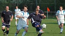 Okresní derby mezi fotbalisty 1. FC Slovácko C a Nedachlebicemi (v bílém) skončilo výhrou domácího týmu 2:0.