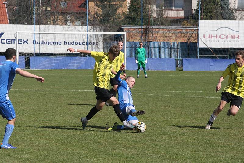 Emotivní derby v Kunovicích přineslo dva góly, čtyři červené karty a remízu 1:1.