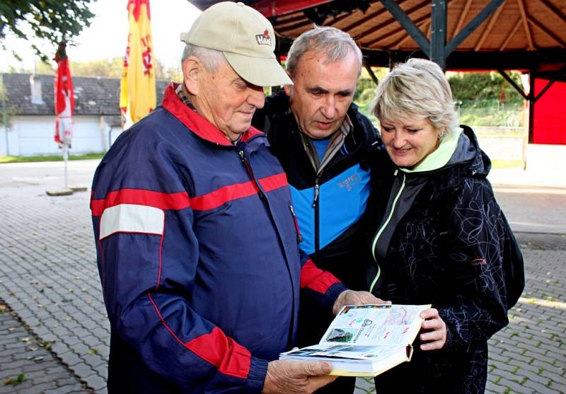 Na sto členů hradišťského KČT a občanů Košíku se v sobotu zúčastnilo pietního aktu s odhalením pamětní desky Zdeňku Sedláčkovi, ale i pochodu po turistické trase Skalky.