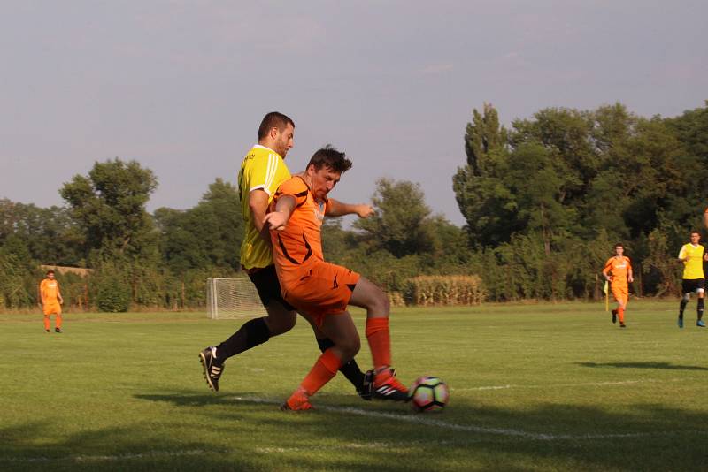 Horký duel v Ostrožské Lhotě nabídl tři branky, spoustu vzruchu, zajímavé momenty a výhru domácích fotbalistů nad Polešovicemi.