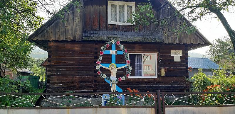 Turisté z Ostrožské Lhoty v Koločavě, v kraji Nikoly Šuhaje na Zakarpatské Ukrajině.