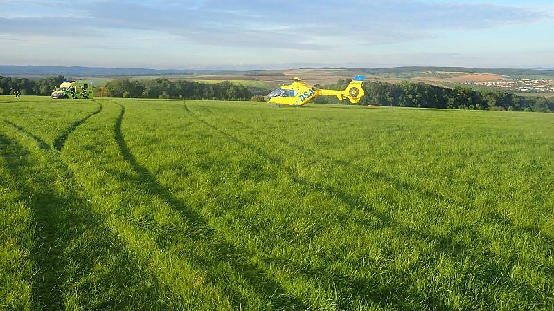 Vrtulník transportoval zraněného paraglidistu z kopce od sv. Antonínka do nemocnice v Brně.