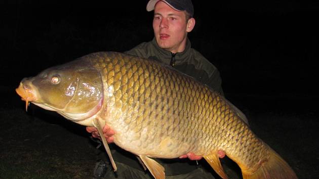 Soutěžní číslo 88. Martin Navrátil, kapr, 90 cm a 15,5 kg.