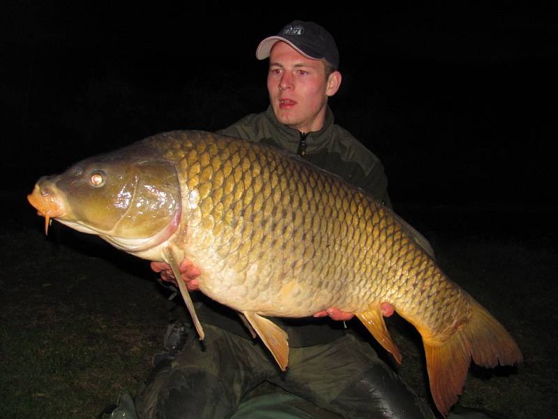 Soutěžní číslo 88. Martin Navrátil, kapr, 90 cm a 15,5 kg.