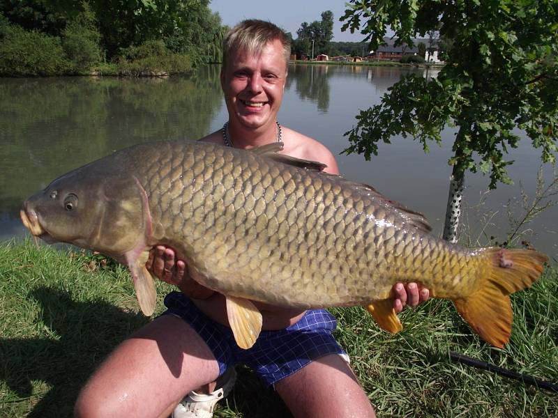 Soutěžní číslo 55 - Tomáš Badal, kapr, 104 cm, 21 kg.