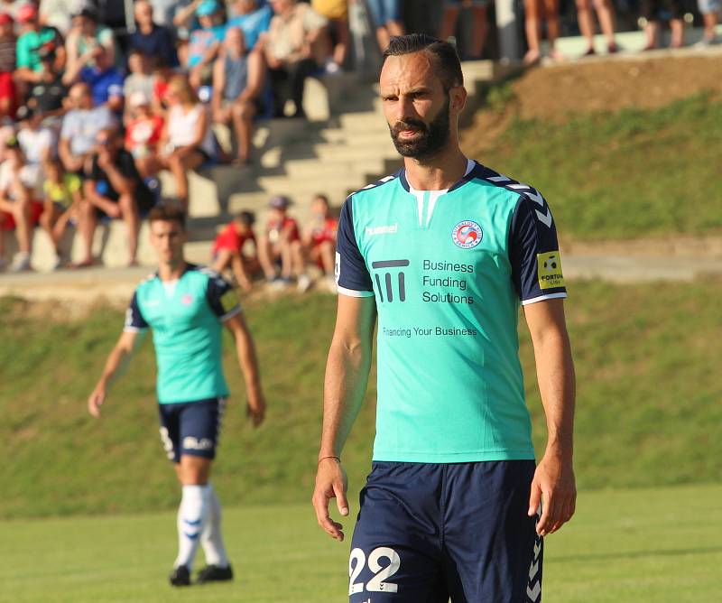 Fotbalisté Slovácka (modré dresy) v předposledním přípravném zápase podlehli na hřišti Strání slovenské Senici 1:2.