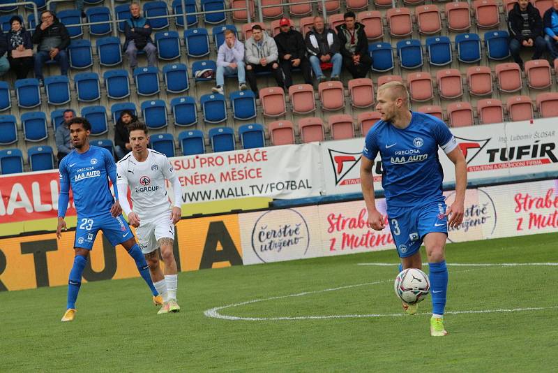 Fotbalisté Slovácka (bílé dresy) zakončili základní část FORTUNA:LIGY ve středu doma proti Liberci.